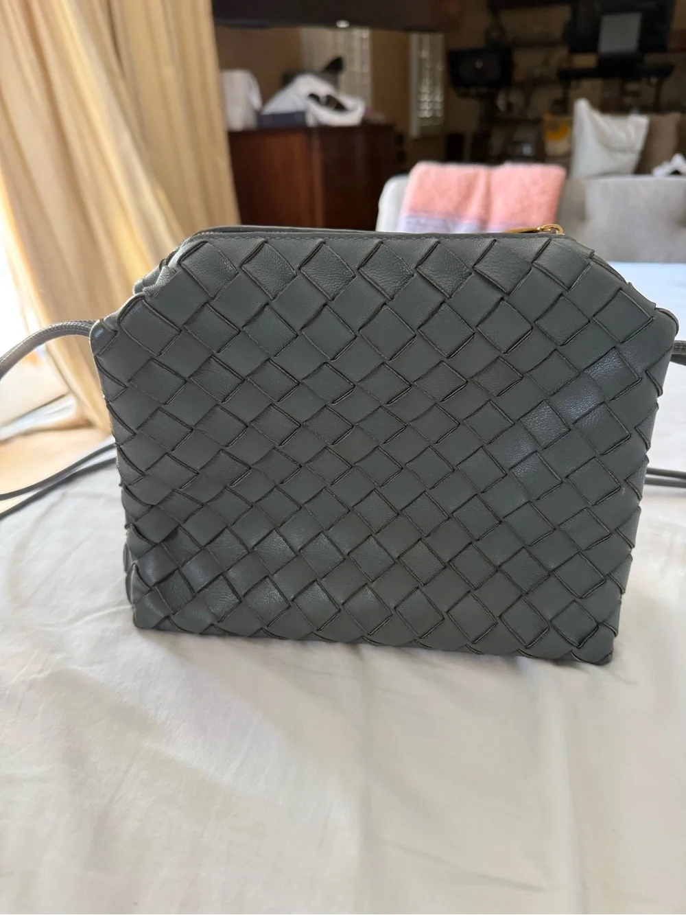 Bottega Veneta Intreciatto Loop Crossbody bag in Grey - Picture 4 of 4